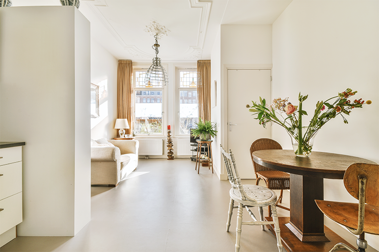 Светлая обеденная комната